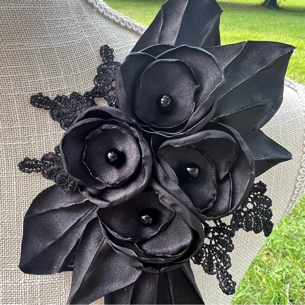 SOLD• Flower Pin - Picture 2 of 2
